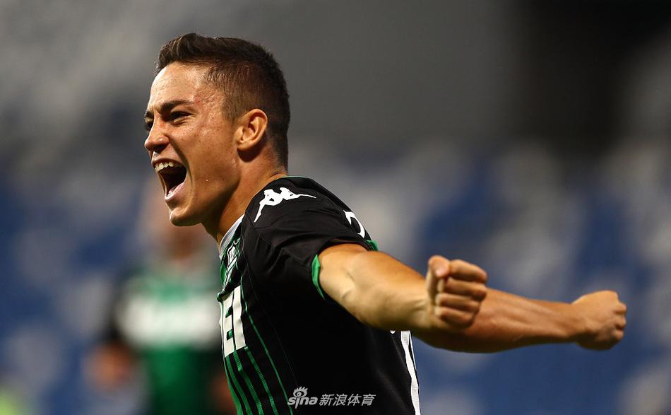 萨索洛的球员们张开双臂奔跑在绿茵场上，阳光洒在他们身上，仿佛在为这场史诗级的大胜加冕，喜悦之情溢于言表。