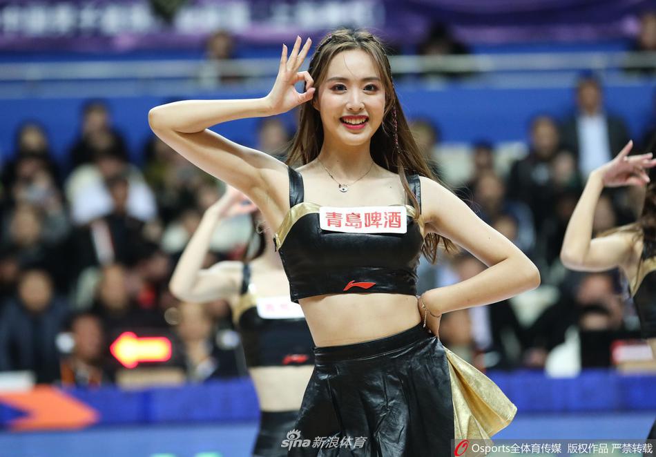 表演高潮时刻,篮球宝贝做出高难度的托举动作,底座的队员稳稳支撑,上方的队员在空中舒展身体,展现出力与美的完美结合。