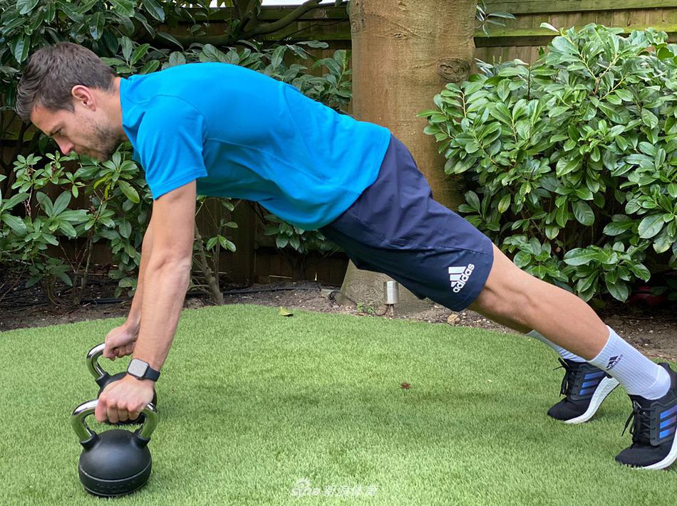 训练场上，切尔西球员们正在进行高强度的分组对抗，一名球员腾空而起，奋力头球争顶，周围队友全神贯注，草坪的翠绿与球衣的蔚蓝在阳光下构成一幅充满动感的画面。