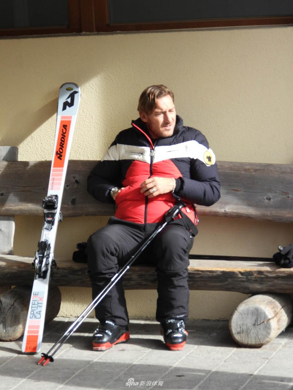 托蒂独自滑行在一条宽阔的雪道上，身姿矫健，动作流畅，展现出娴熟的滑雪技巧，仿佛又回到了在球场上驰骋的岁月。