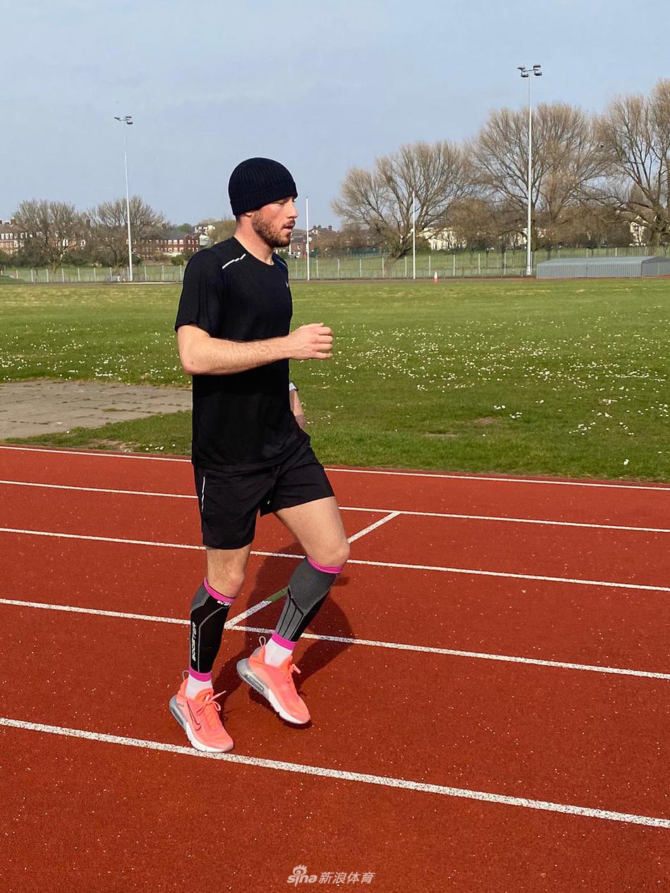 切尔西门将训练特写，他张开双臂，身体重心压低，警惕地注视着前方来球，身前的足球和背后的球门构成他眼中唯一的焦点，准备随时做出极限扑救。
