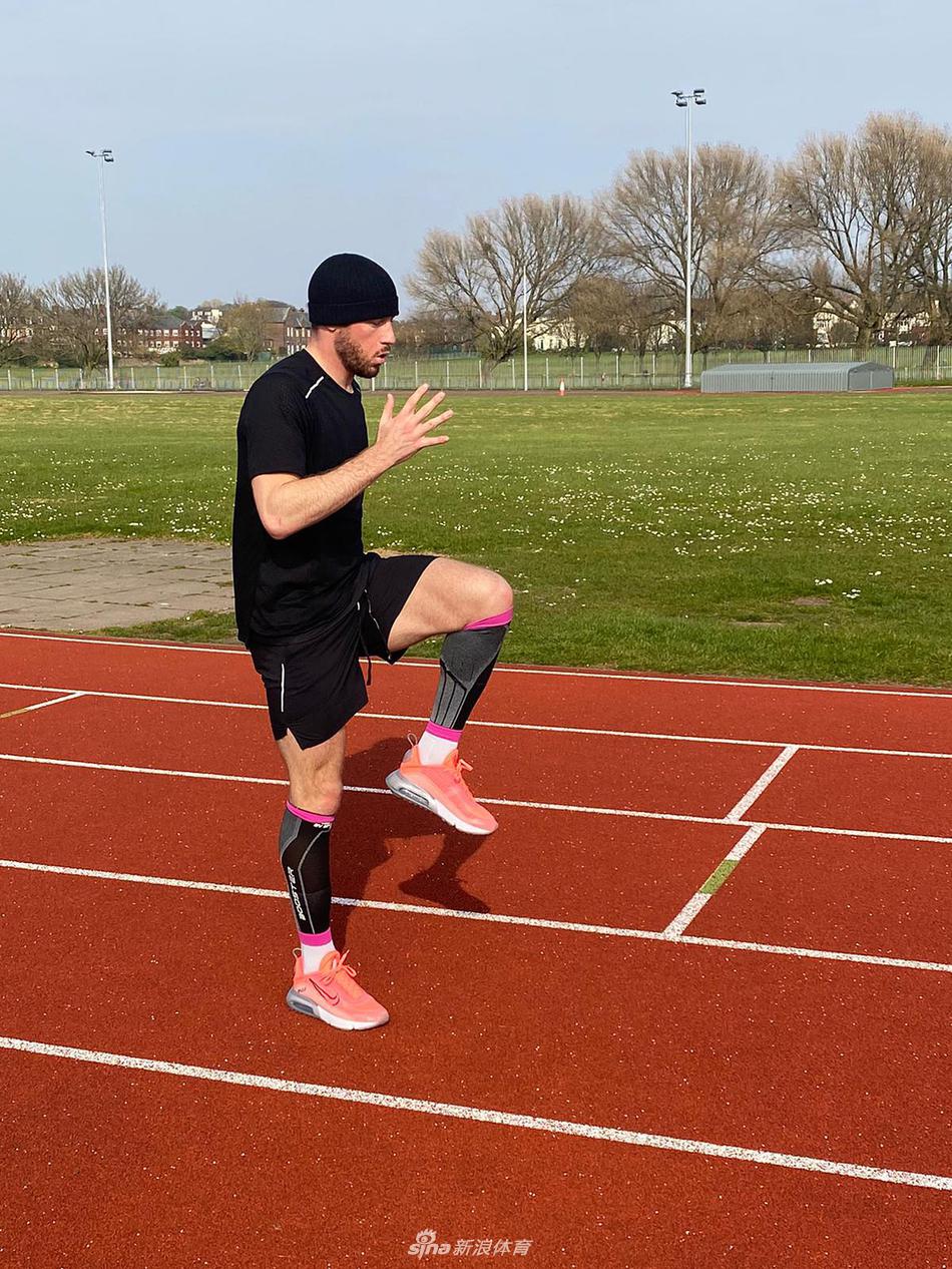 训练间歇，几名切尔西球员围在一起，神情轻松地交流着训练心得，其中有人露出爽朗的笑容，团队融洽的氛围和彼此间的信任感跃然纸上。
