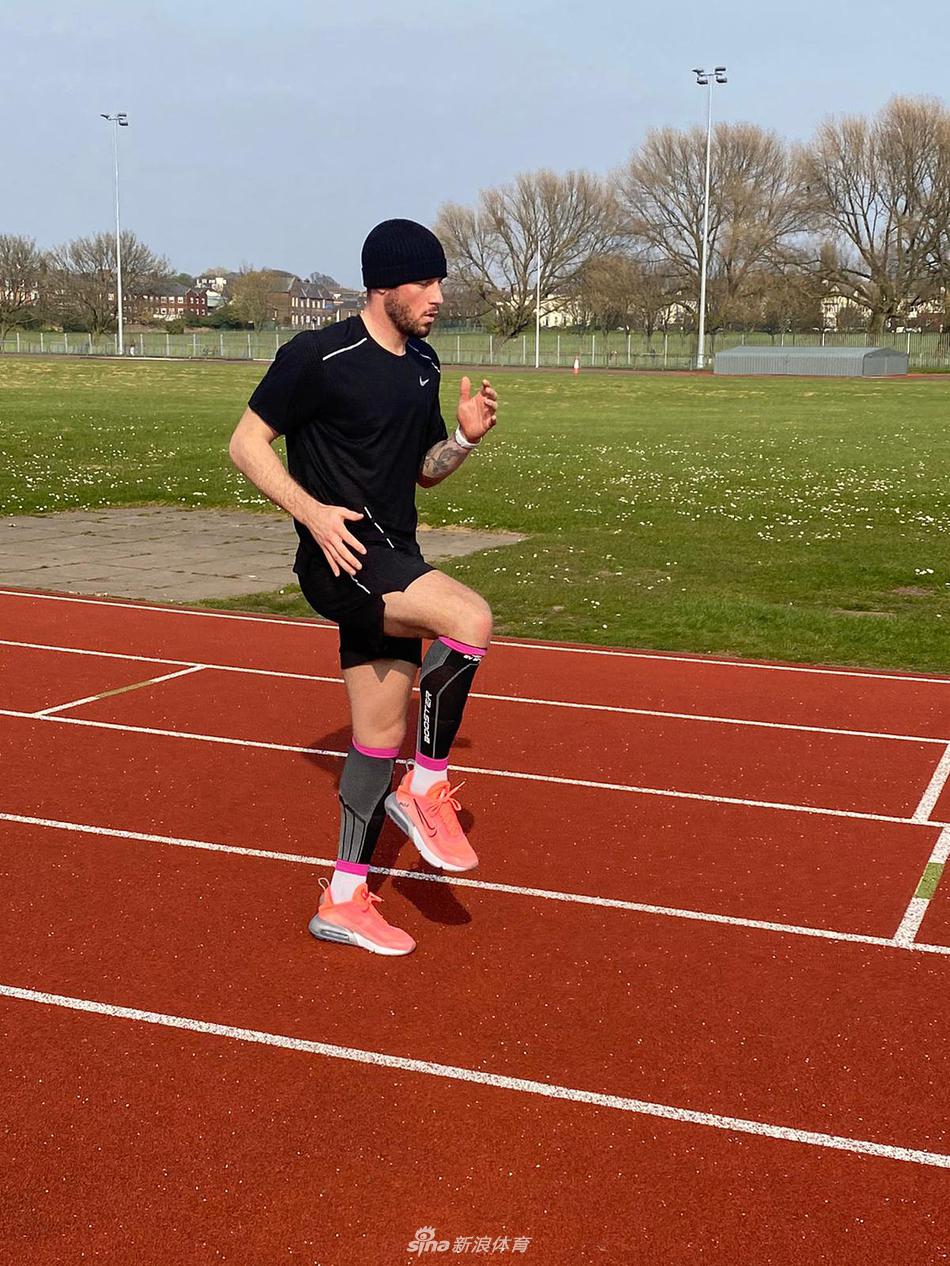 一位切尔西攻击手在训练中展示细腻的脚下技术，他正在连续颠球，足球仿佛被无形的线牵引，乖乖地在他的膝盖和脚面之间跳跃，轻松的神情背后是日复一日的刻苦打磨。