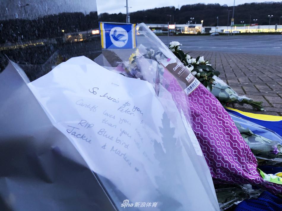 在卡迪夫城球场外的广场上，一名男球迷将一条蓝白色的卡迪夫城围巾高高举起，系在了栏杆上。微风吹过，围巾轻轻飘动，仿佛在代替未能到场的人们，向远行的英雄做最后的告别。