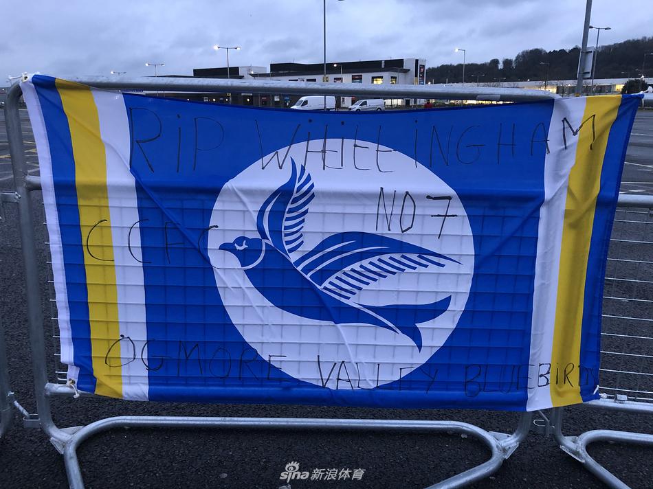 卡迪夫城球场外的纪念角，摆满了球迷们敬献的鲜花、卡迪夫城队的蓝色围巾和纪念球衣。在纪念品的中央，一张惠廷汉姆在比赛中英姿飒爽的照片格外醒目，他面带微笑，仿佛从未离开过他深爱的这片绿茵场。