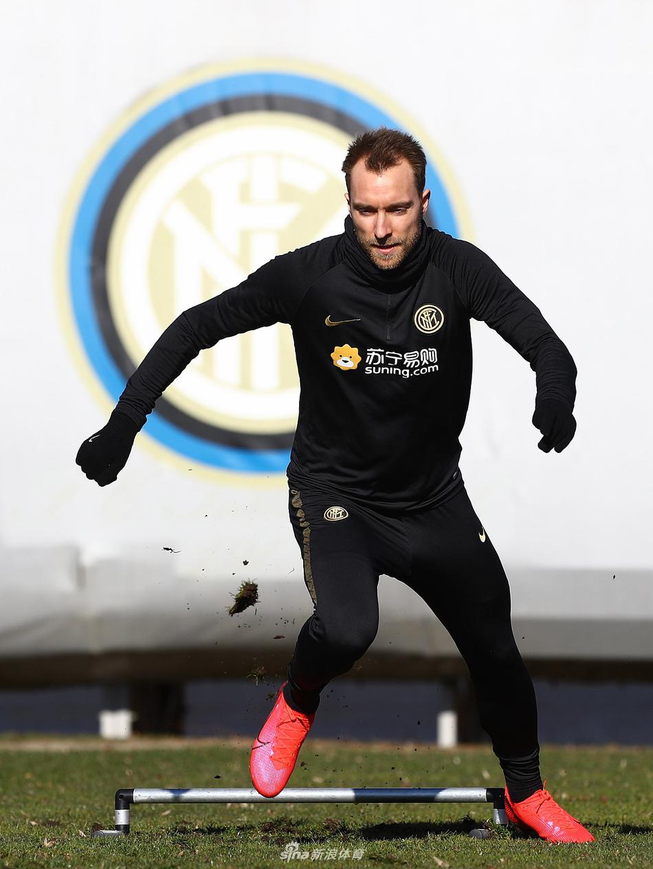 训练结束后，一名球员独自加练定位球，足球划过一道美丽的弧线直挂球门死角，这道弧线承载着他对胜利的渴望和对细节的极致追求。