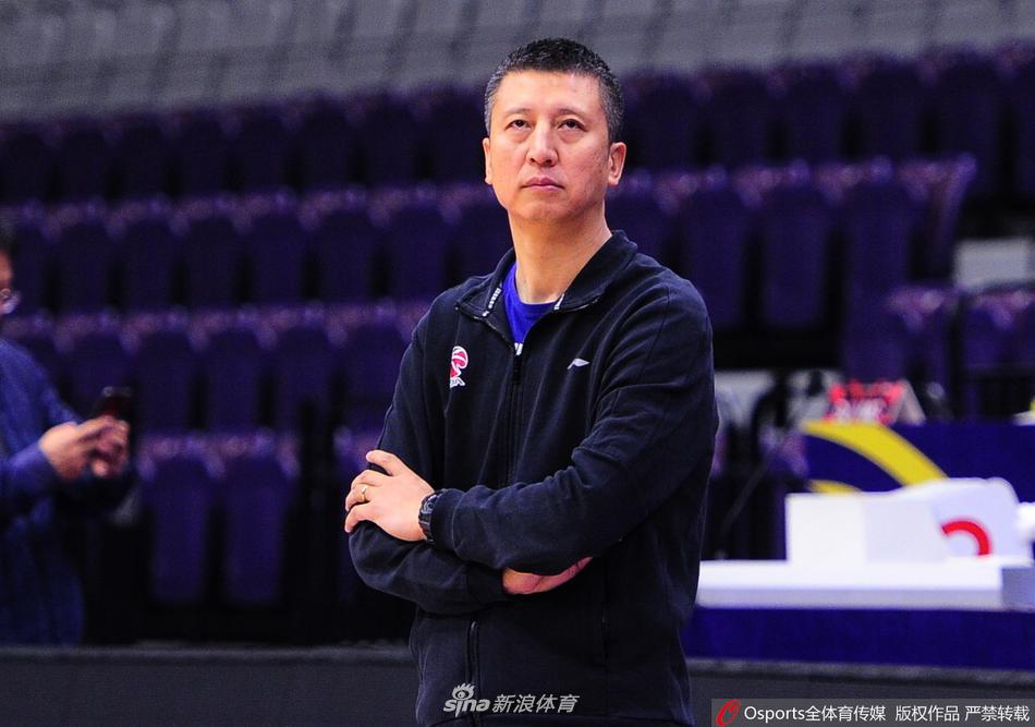 贺天举在三分线外跳投出手，皮球划过指尖，背景是空旷的训练馆，这一刻仿佛时间静止。