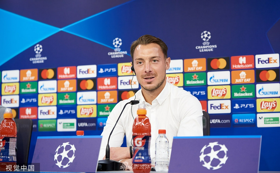 队医与体能教练正在为一名刚刚结束冲刺训练的球员进行细致地放松和拉伸，汗水浸透了他的球衣，在阳光下闪闪发光。这不仅仅是对身体的呵护，更是对胜利细节的极致追求，确保每一块肌肉都能在明天的决战中爆发出最大能量。