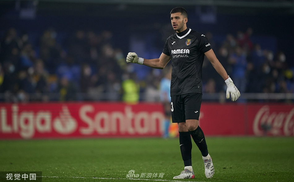 黄色潜水艇球员激情庆祝进球，众人围抱在一起，替补席也沸腾起来，场面热血沸腾