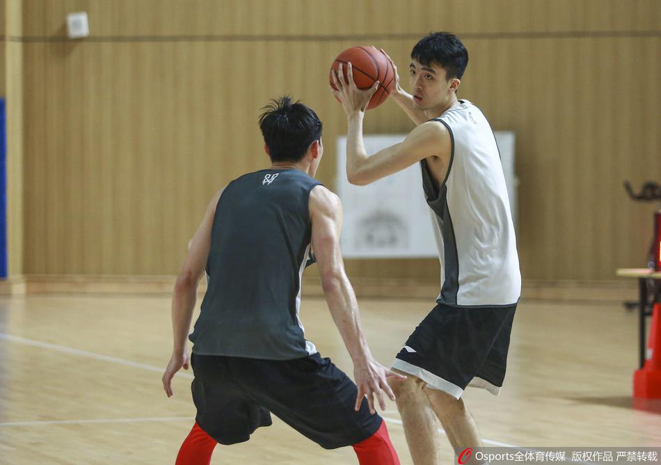 内线争夺战一触即发，赖俊豪在禁区卡位中占据先机，他牢牢将防守人挡在身后，展现出了扎实的篮下基本功和强烈的拼抢意识。