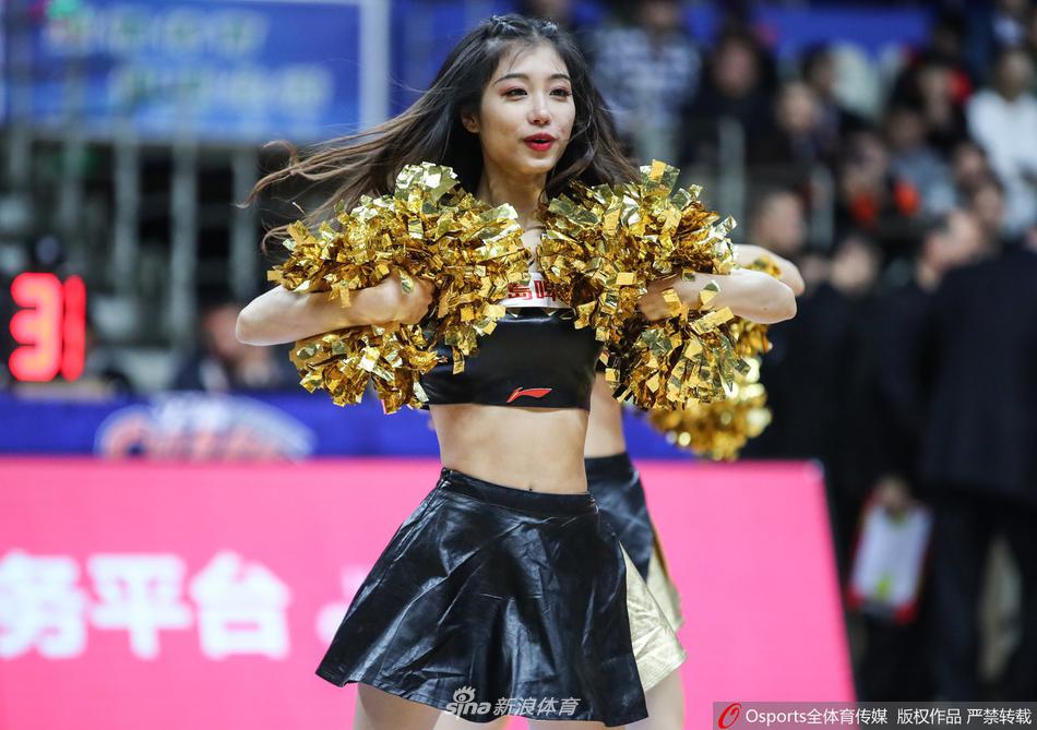 几位篮球宝贝在灯光下展现出优美的身姿，她们定格的动作充满艺术感，但此刻，场上风云突变的战局，让这份美丽也带上了一丝紧张的色彩。