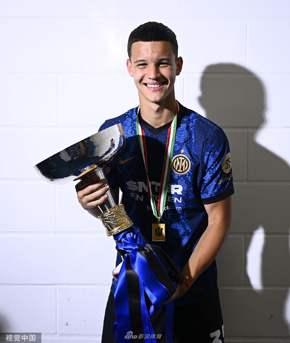 主教练齐沃被队员们高高抛向空中，他张开双臂，脸上洋溢着如释重负的灿烂笑容