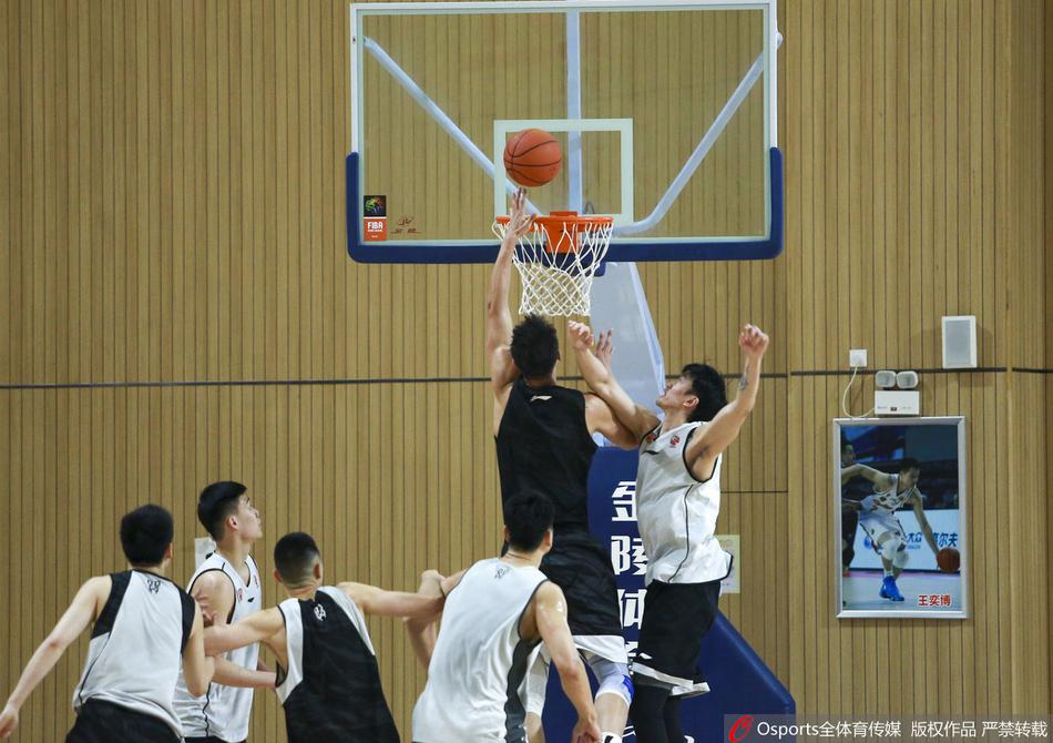 赖俊豪在严密防守下强行起跳，身体在空中与防守者发生剧烈对抗，但他依然保持着完美的投篮手型，展现了极佳的核心力量和身体控制能力。