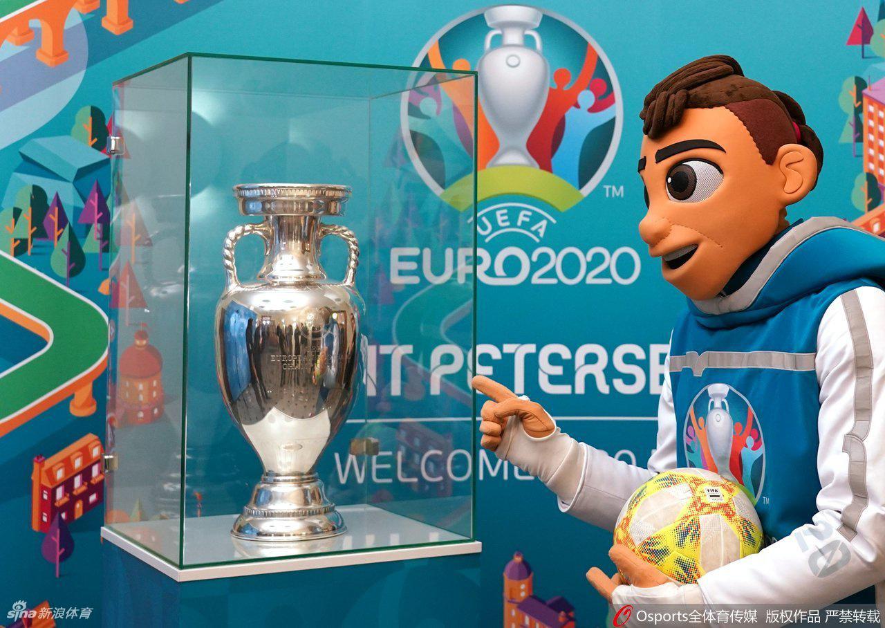 全景镜头下，莫斯科的活动现场人头攒动，巨大的2020欧洲杯标志下，吉祥物和奖杯成为绝对焦点，灯光将冬夜照得温暖如春