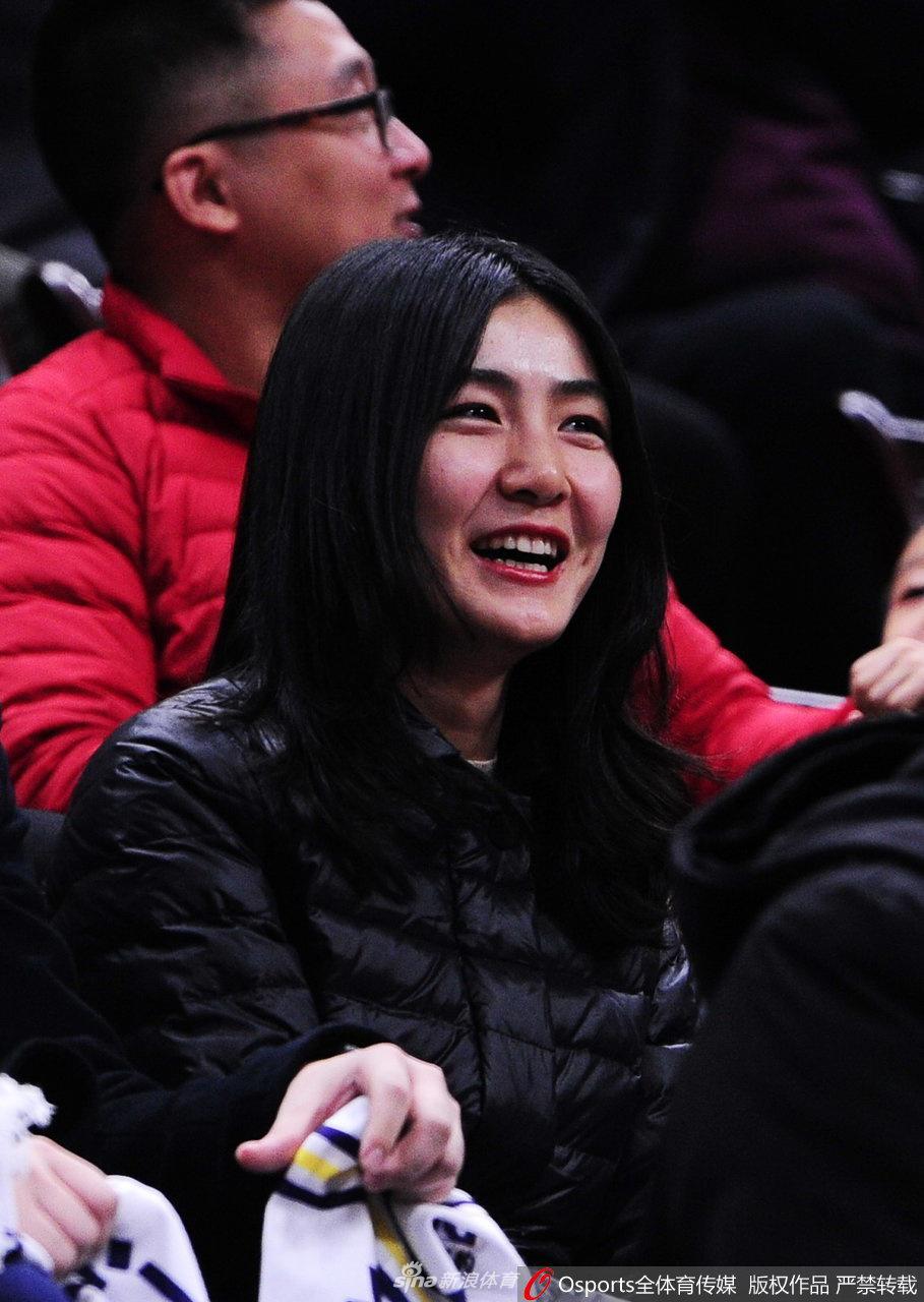 一位五官精致的女球迷，手持着辽宁队专属的助威围巾，眼神中流露出对主队深深的眷恋与期待。即使镜头拉得再近，也找不出她妆容上的瑕疵，正如她对辽篮的爱，纯粹而完美。
