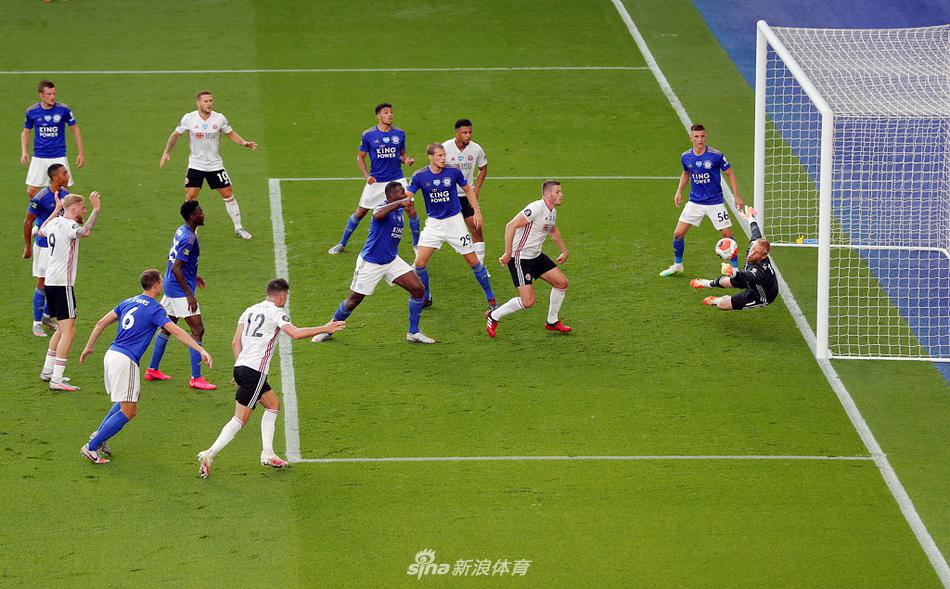 瓦尔迪侧身凌空，用脚面卸下高空来球，他的眼神专注地凝视着皮球，身旁的谢菲联防守球员紧贴不放，试图干扰他的控制。