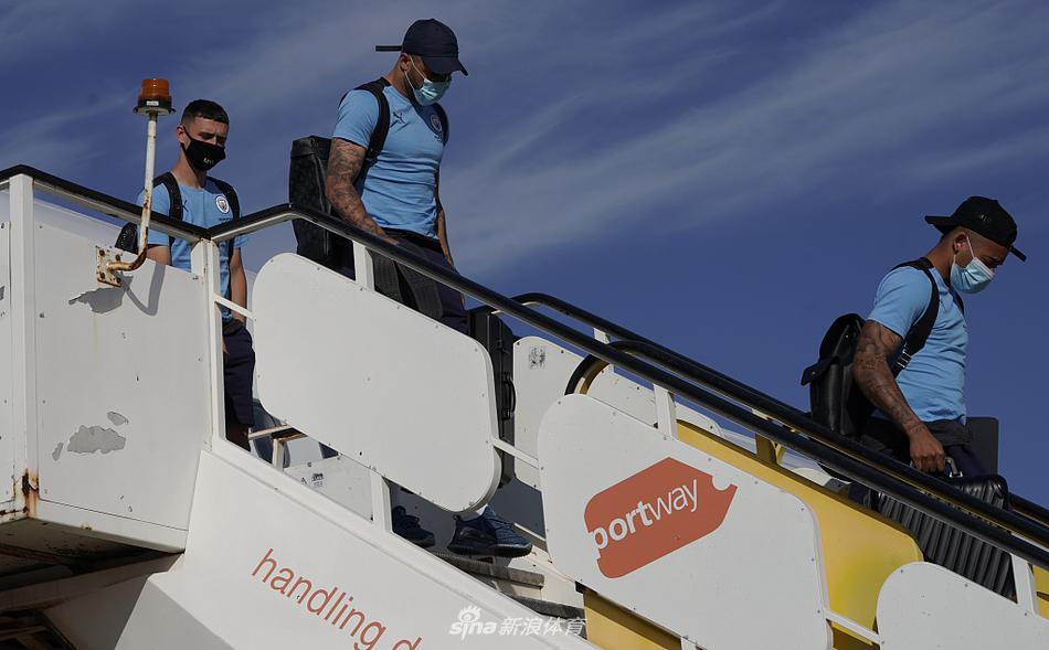 费尔南迪尼奥与拉波尔特边走边谈，后防中坚正在交流如何应对里昂犀利的反击