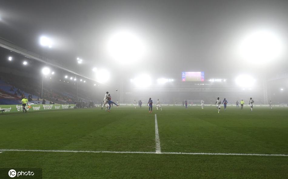 曼联球员的身影在浓雾中若隐若现，他脚下的绿色草皮成为唯一能辨别方向的标记，白色的雾气如同画布，将球员的轮廓勾勒成一幅印象派画作。