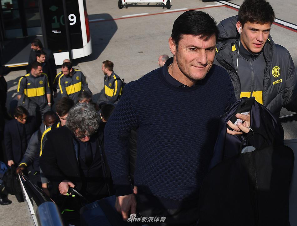 卢卡库主罚点球一蹴而就，皮球直窜网窝，对方门将望球兴叹，比分牌改写为2-0。