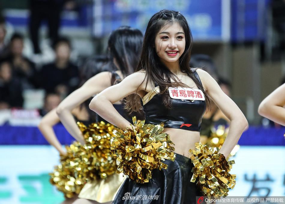 节间休息时，篮球宝贝们迅速登场，她们变换了队形，充满力量的舞步与现场灯光的节奏完美契合，为看台上略显焦急的球迷带来了短暂的放松时刻。