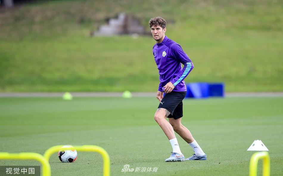 京多安在训练间歇与队友交流心得，他面带微笑，轻松的氛围背后，是对于球队战术体系和队友能力的充分信任。