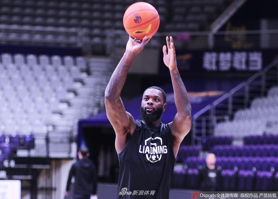 训练间隙,郭艾伦目光如炬,凝视着篮筐的方向,仿佛在心中模拟着比赛中的每一个进攻选择。