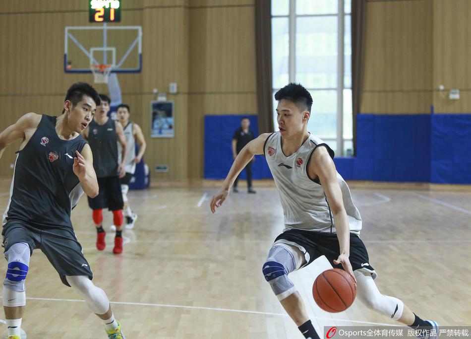 完成精彩进攻后，赖俊豪神情专注，目光如炬地注视着前方，仿佛在告诉所有人，他已经做好了准备，随时准备在新赛季的赛场上掀起青春风暴。