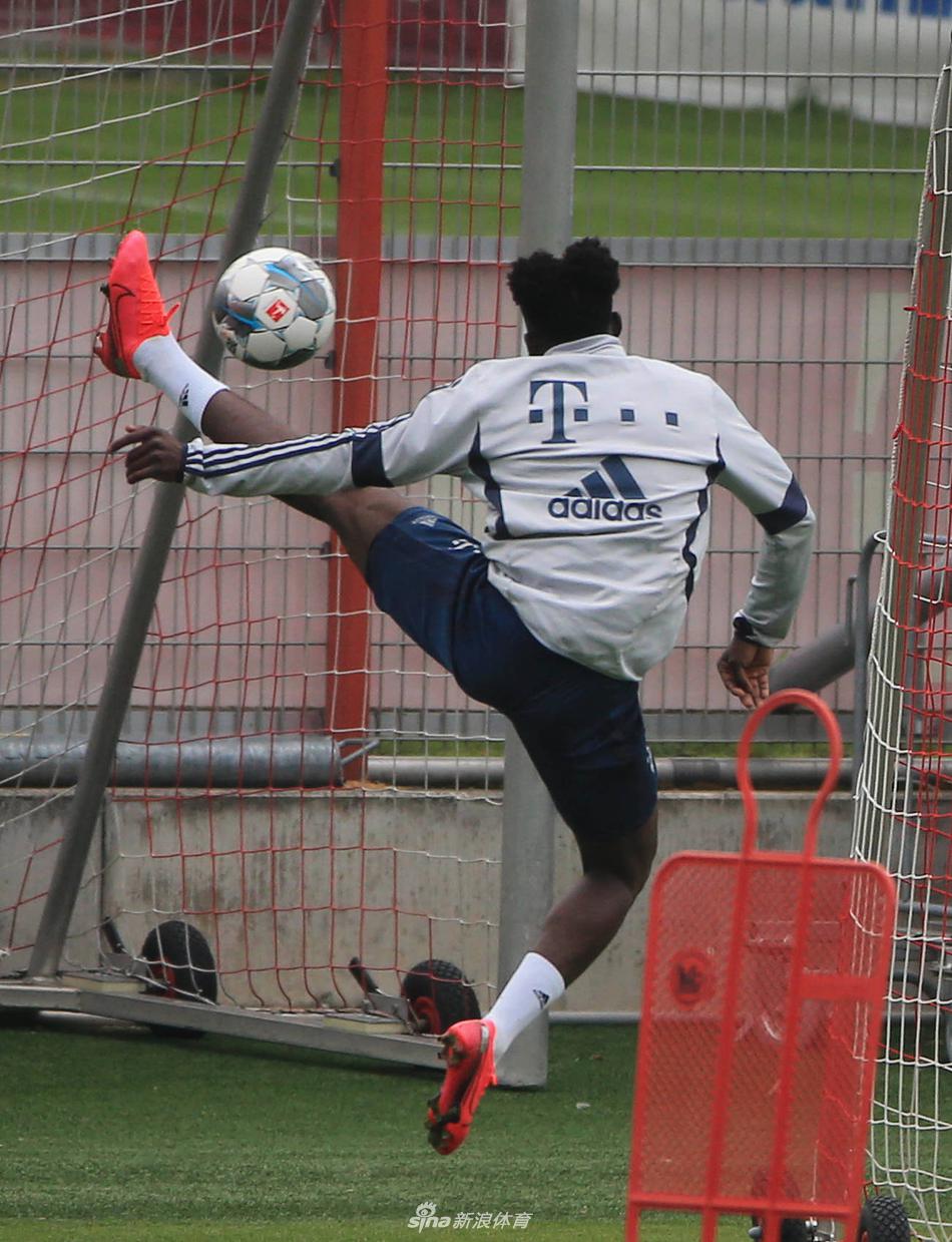 托马斯·穆勒在训练中表情专注，脚下的皮球仿佛被无形的线牵引，展现出他在狭小空间内处理球的精湛技术。