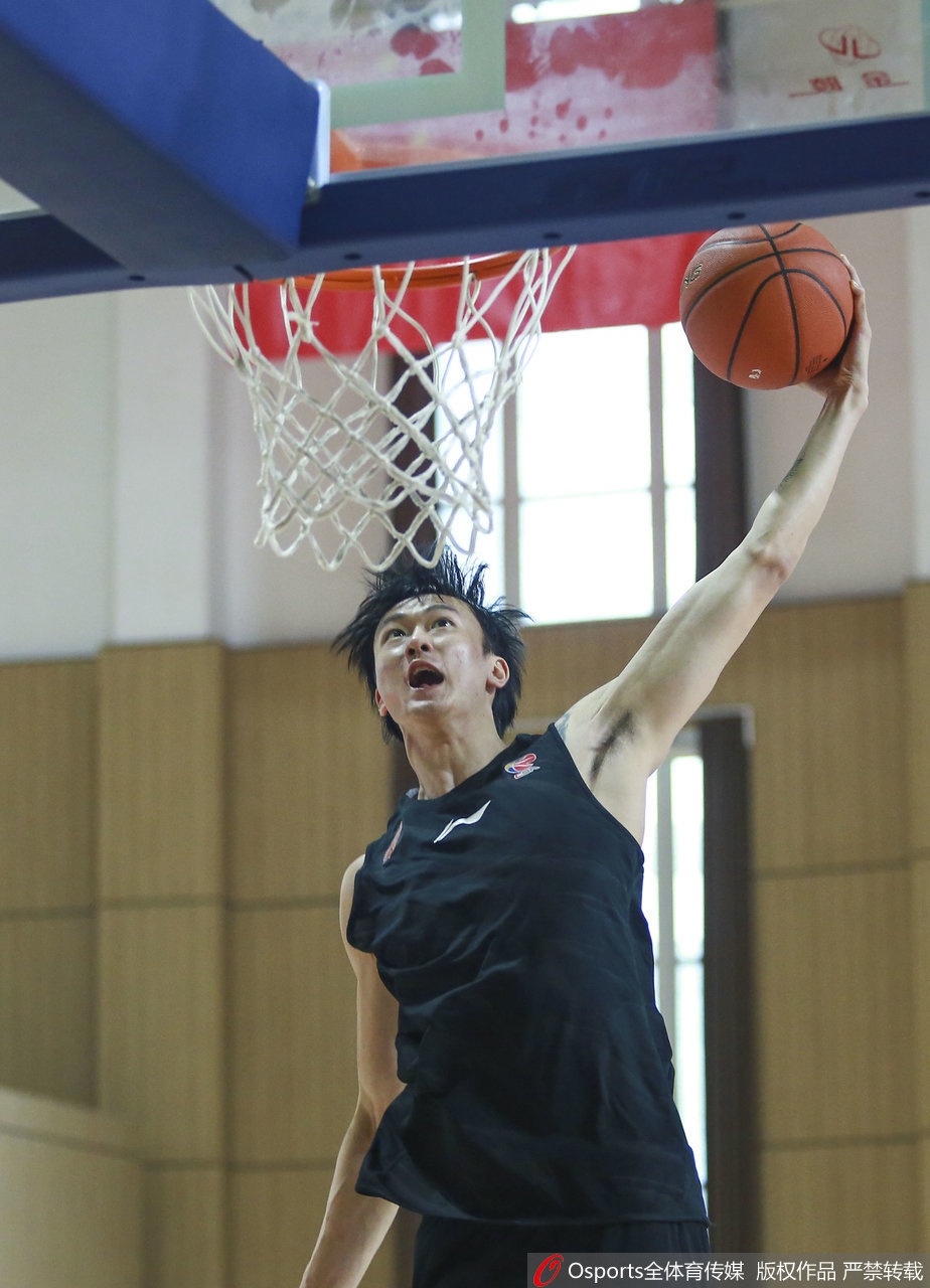 浙江金牛队内对抗赛中，赖俊豪如苍鹰搏兔般腾空而起，以一记势大力沉的单臂重扣终结进攻，瞬间引爆全场激情。