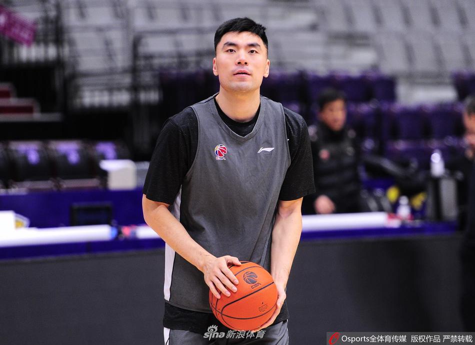 贺天举身穿新队服练习运球，动作舒展面带微笑，仿佛找回了巅峰时期的那份自信与从容。