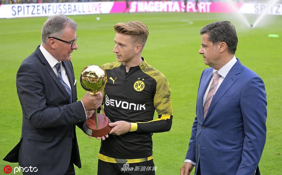 领取奖杯后，罗伊斯在球员通道内与队友拥抱，脸上的笑容比灯光更加灿烂，分享着个人的荣耀时刻。