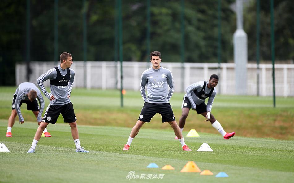 教练罗杰斯在场边双手插兜，目光如炬地注视着场上的一切，他像一个即将出征的指挥官，利用停摆期打磨着这支青年军的每一个战术细节。