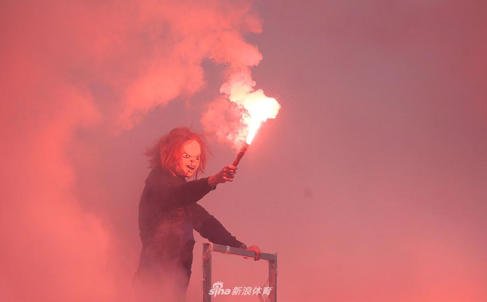 赛后，新科联赛冠军布拉格斯拉维亚全队换上特制的纪念T恤，向看台上久久不愿离去的球迷们鼓掌致谢，共同分享这来之不易的荣耀时刻。