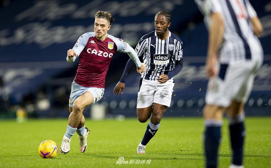 维拉进球功臣加齐在破门后激情滑跪庆祝，他的眼神中充满了对胜利的渴望