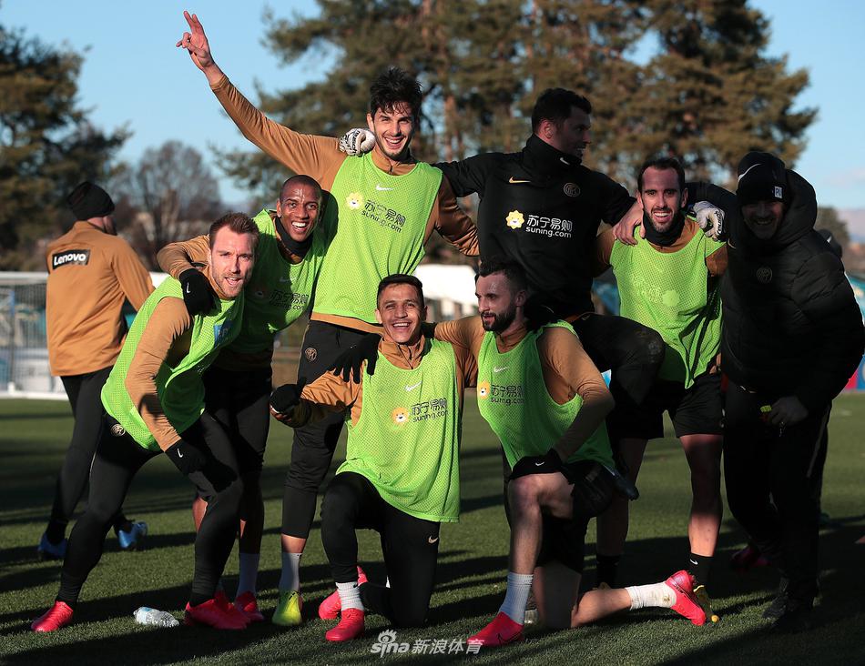 冬日暖阳下，国际米兰的将士们在训练场上挥汗如雨，孔蒂的咆哮声仿佛穿透了屏幕，每一个战术细节都被打磨得无比锋利。