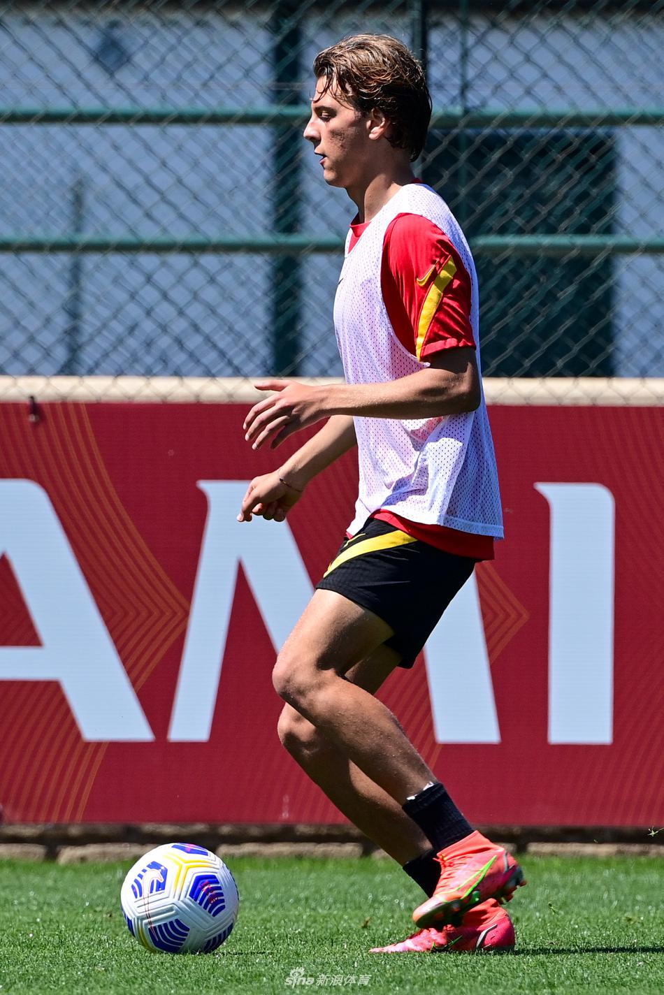 门前守护神，罗马门将保罗·洛佩兹高高跃起，舒展双臂稳稳摘下高空球，他的身体在空中形成一道完美的弧线，身后是罗马城永恒的夕阳。