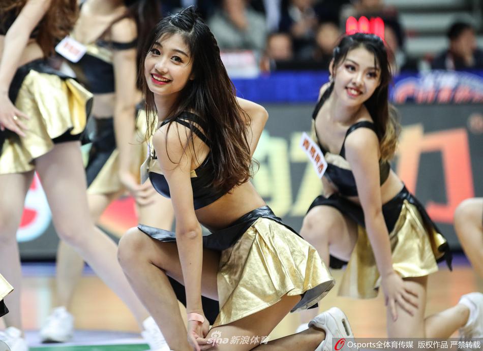 中场休息时刻,多名篮球宝贝摆出整齐划一的舞蹈定格造型,她们身着蓝白相间的服装,在球馆炫目的灯光下格外耀眼,引得看台观众纷纷举起手机拍照。
