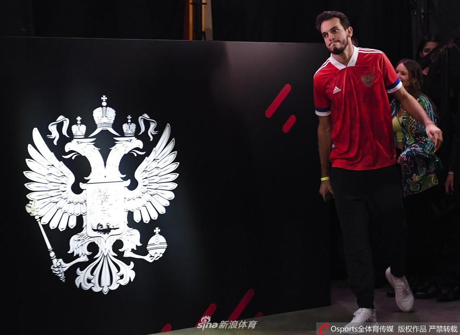 发布现场全景，红色的主视觉热烈奔放，但所有人都心知肚明，这件原本应成为骄傲的新球衣，已因国旗颜色的错序，暂时告别了它本该驰骋的绿茵场。