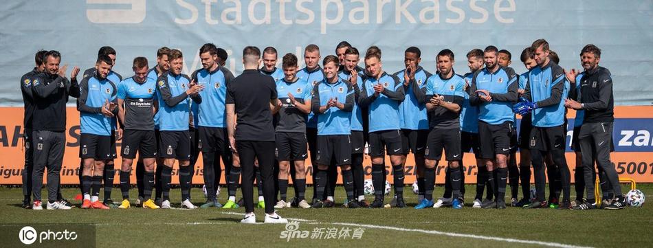 全景镜头下，整个训练场一览无余，慕尼黑1860的队员们分成两队，正在宽阔的绿茵上进行战术演练，秩序井然。