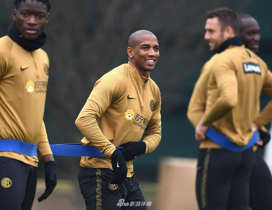 训练间隙，几名球员聚在一起讨论战术，手势与眼神的交流间，流淌着的是队友间的信任与对比赛节奏的掌控。