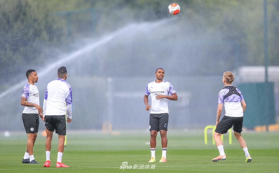 瓜迪奥拉在场边双手抱胸陷入沉思，他的眼神如同一位交响乐指挥家审视着场上的每一个细节，微风拂过他标志性的灰色毛衣，智慧与压力并存。