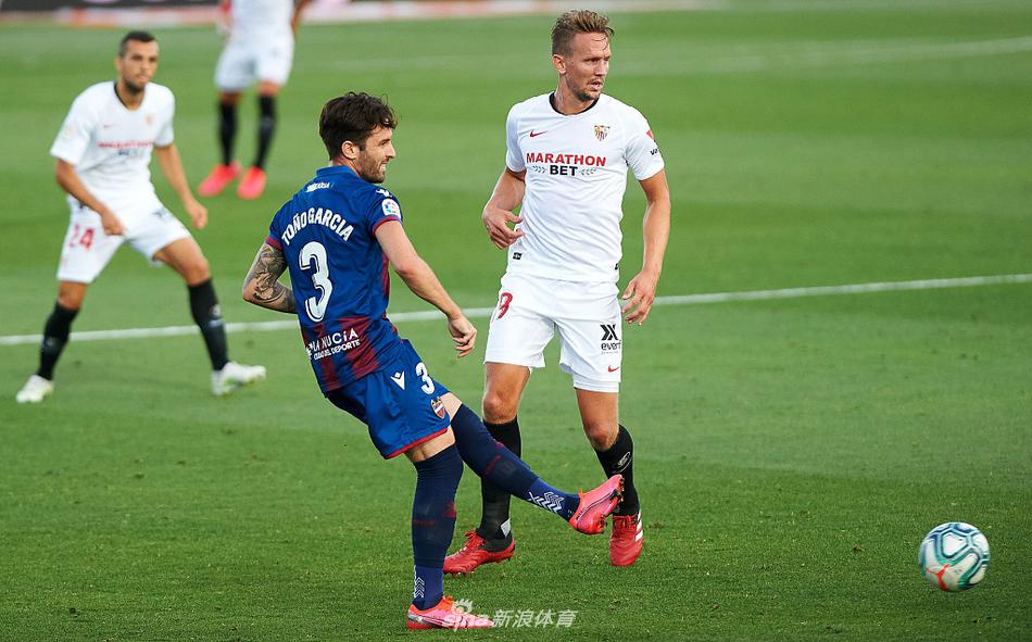 面对莱万特球员的贴身逼抢，塞维利亚的中场核心不得不使出浑身解数护住皮球，这场比赛激烈程度从这方寸之间的缠斗中可见一斑。