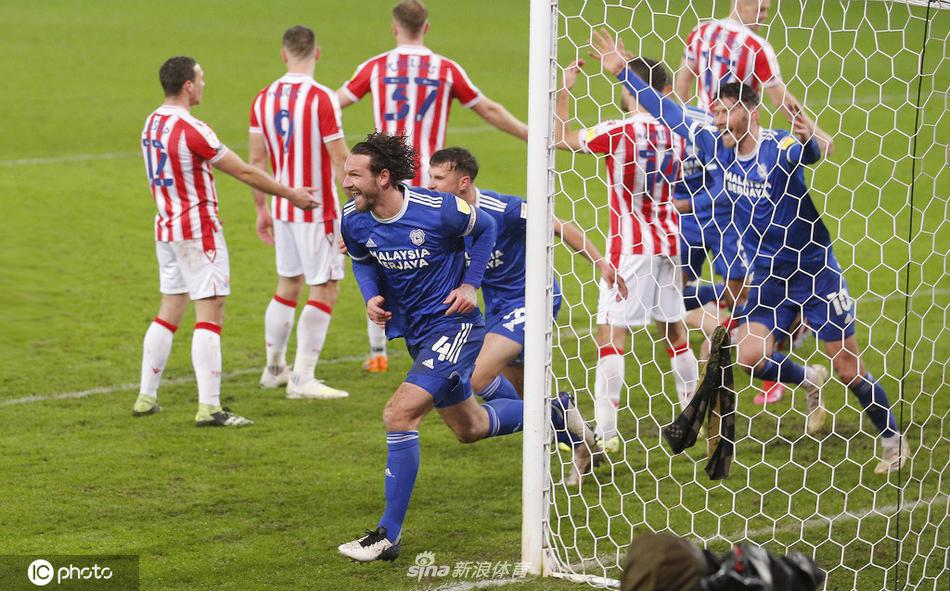 斯托克城年轻前锋泰瑞斯·坎贝尔在边路用速度强行突破加的夫城防守球员，他的眼神坚定，仿佛一道利刃划开客队防线，为随后的制胜传中奠定基础。