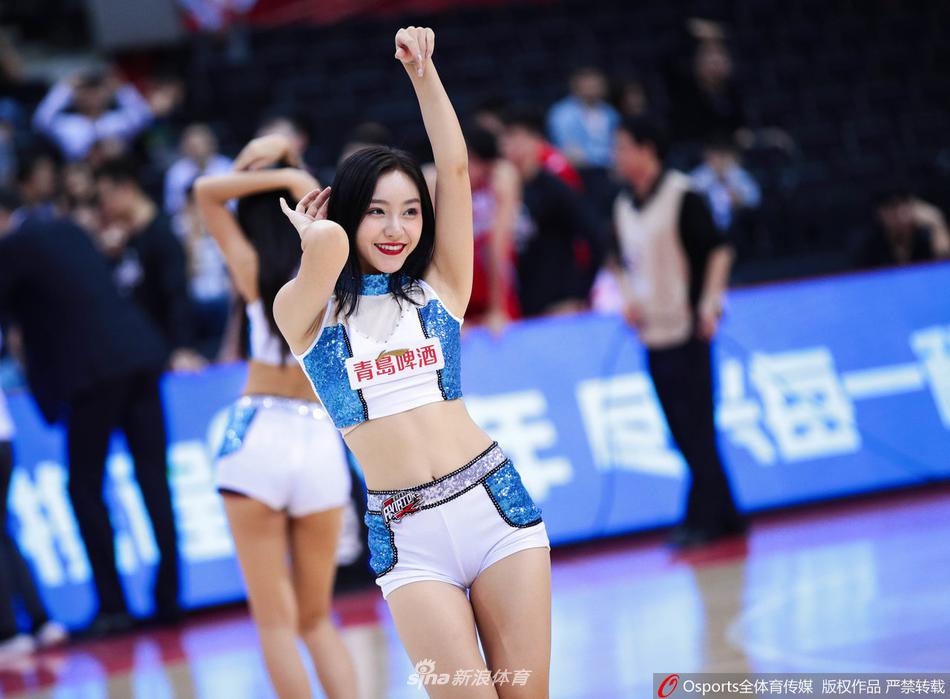 演出结束后，宝贝们集体向现场观众鞠躬致意，她们脸上洋溢着汗水与笑容，身后是记分牌上深圳队130比122领先的辉煌数字，这一夜她们与胜利同在。