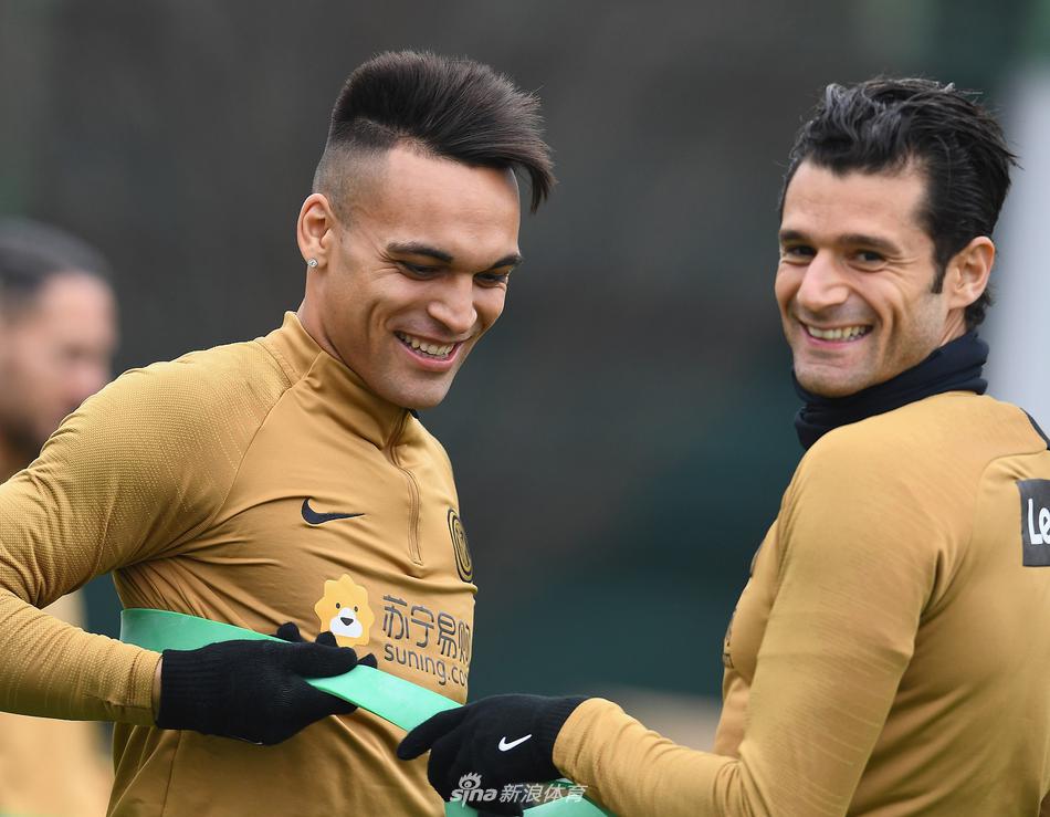 训练场上，蓝黑战士们围成一圈，拳头紧握，眼神坚毅，仿佛在无声宣誓：无论有无观众，战斗精神永不缺席。