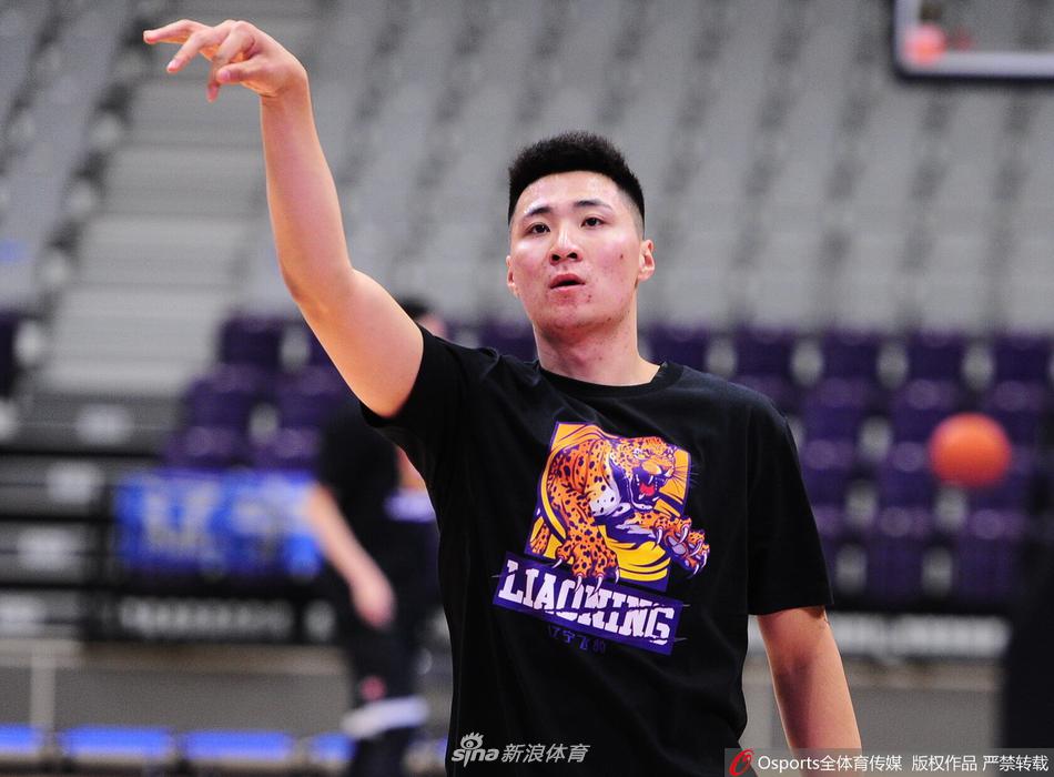 高诗岩身披新版灰色文化衫，在训练馆中眼神坚毅，仿佛猎豹般蓄势待发。