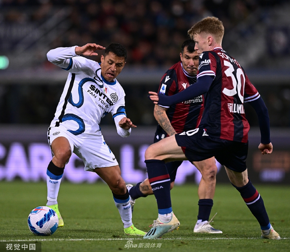 比赛结束后，国际米兰球员神情落寞地低头离场，与欢呼雀跃的博洛尼亚球员和球迷形成鲜明而残酷的对比。