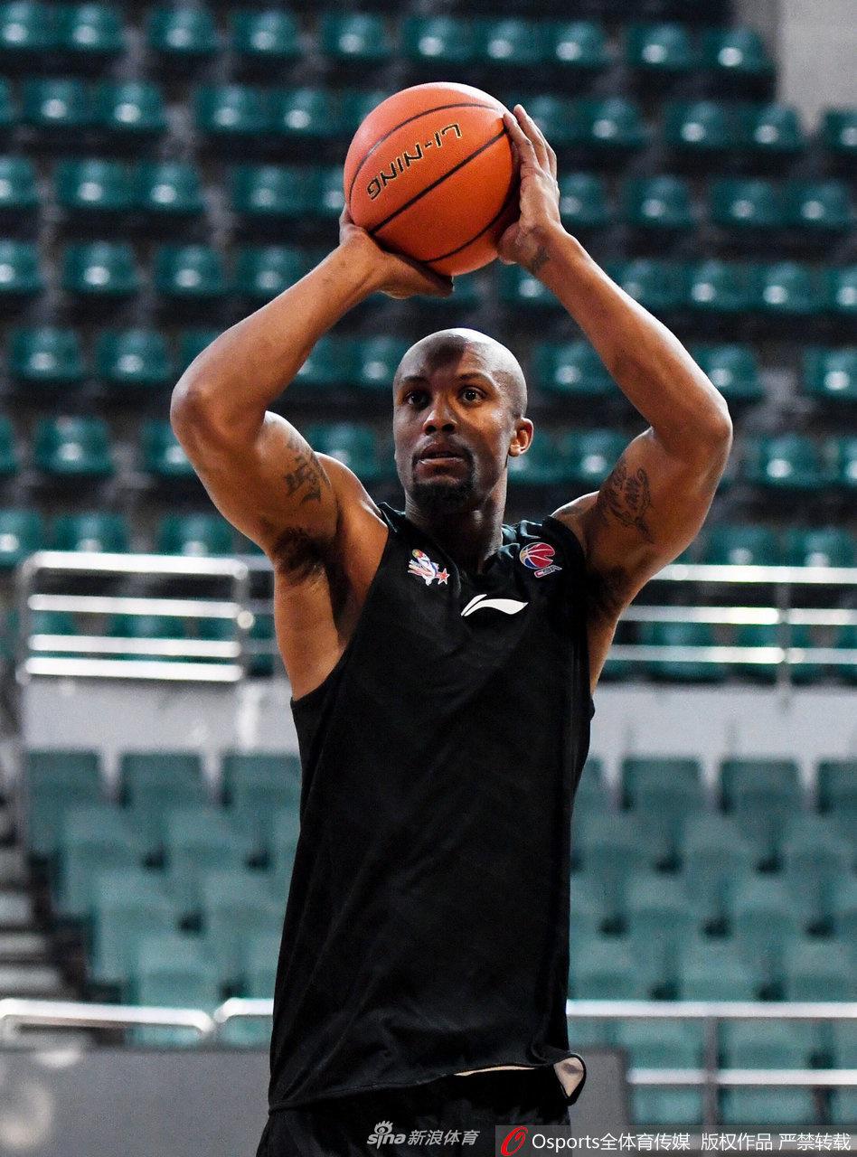 训练间隙,康宁汉姆与王哲林进行眼神交流,两大内线首次联手,彼此间的默契在无声中建立。