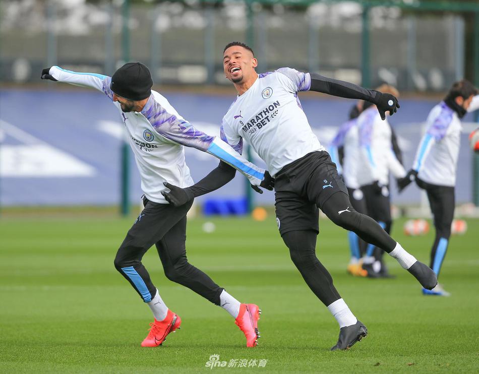 在另一块场地，德国中场京多安独自进行着慢跑调整，他目光深邃，仿佛在脑海中一遍遍演练着比赛中的传球路线和防守站位。