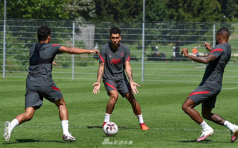 训练场上气氛火热，后防核心范戴克哪怕是在无球状态下，也依然高声指挥着身旁的年轻队友科内梅特，他坚定的手势和领袖气质，正是这支冠军之师防线稳固的定海神针。